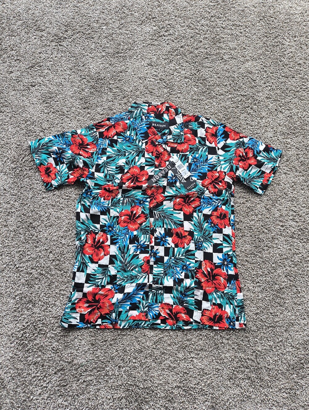 Mens Reason brand Short Sleeve Shirt Size Large, Run small fit like a medium